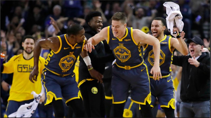 Kevin Durant, Jonas Jerebko, och Steph Curry Kevin Durant, Jonas Jerebko, och Steph Curry